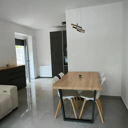 Skof's Roadside Retreat -