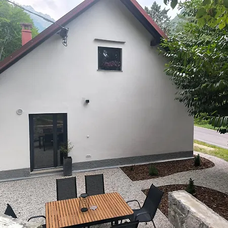 Skof's Roadside Retreat - Lägenhet Bovec